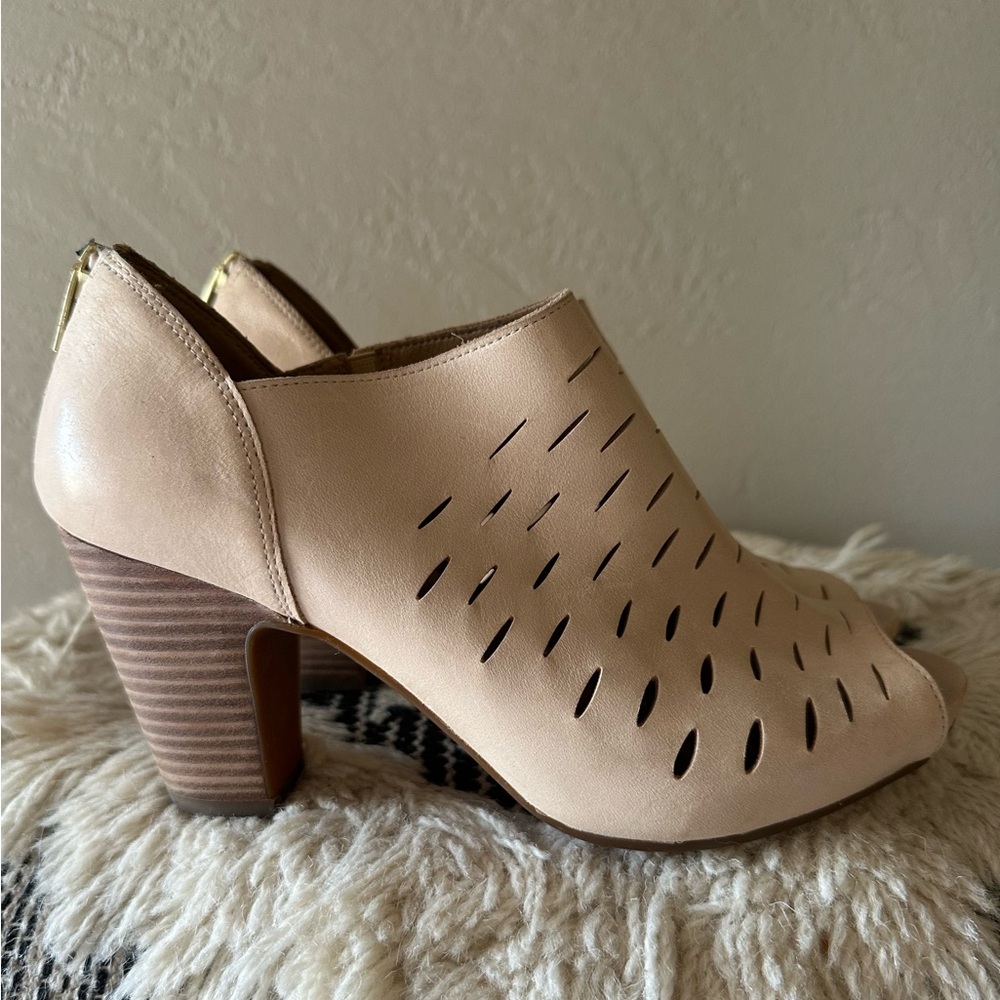 Clarks Beige Neutral Leather Peep Toe Okena Comfort Heels Women’s Size 8
